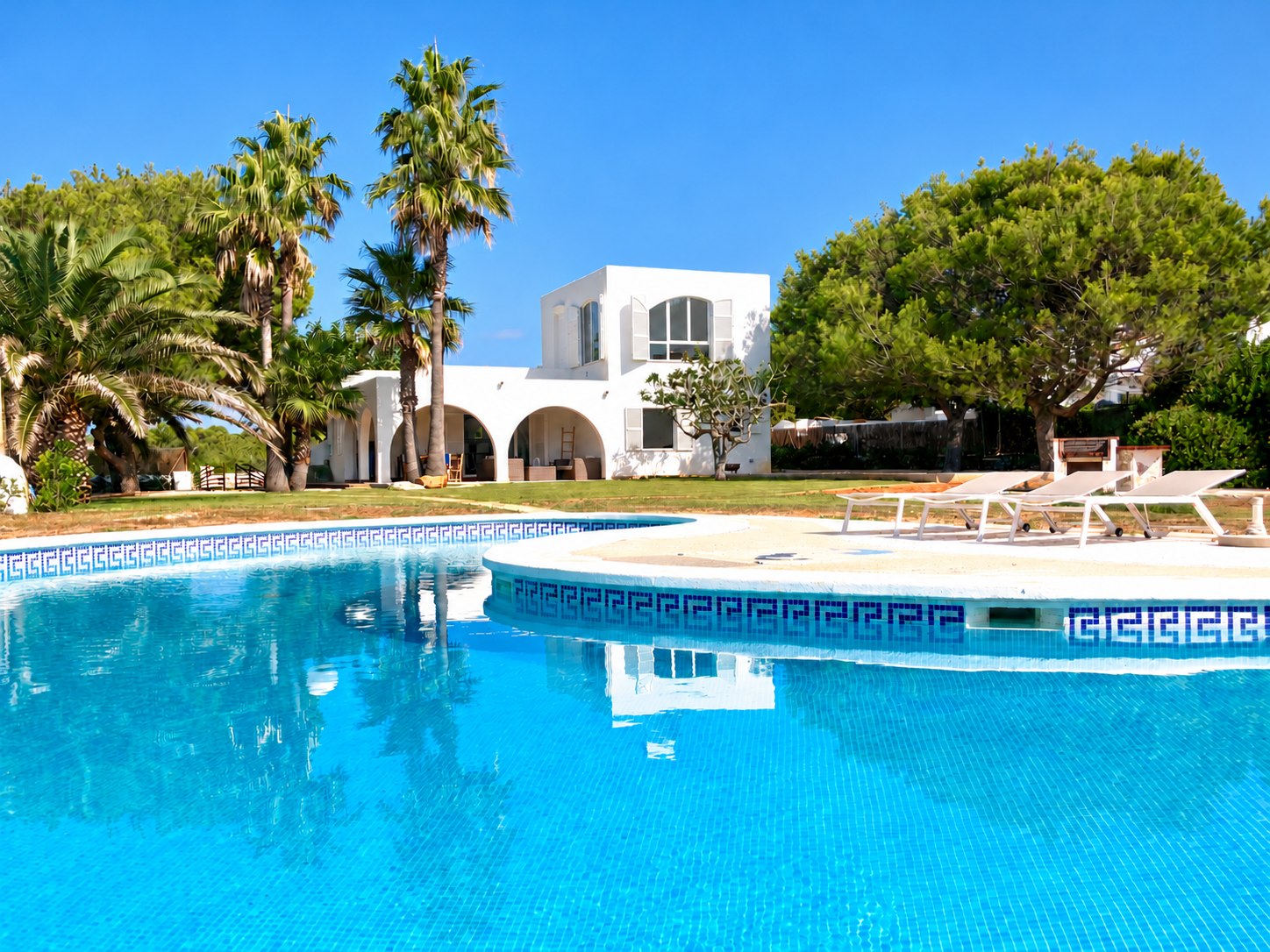 Es Lleons, das Haus und der Garten mit Pool
