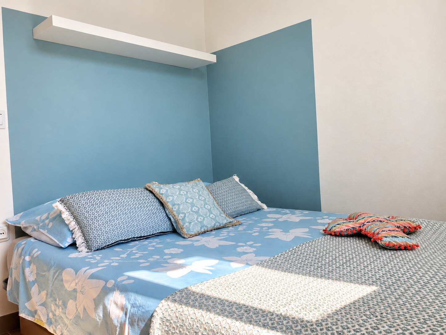 Blue bedroom — 150 × 200 cm bed