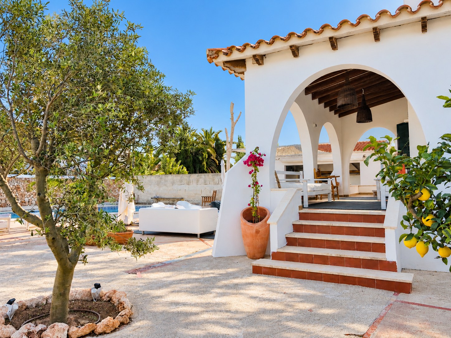 White arches and garden at Little Menorca